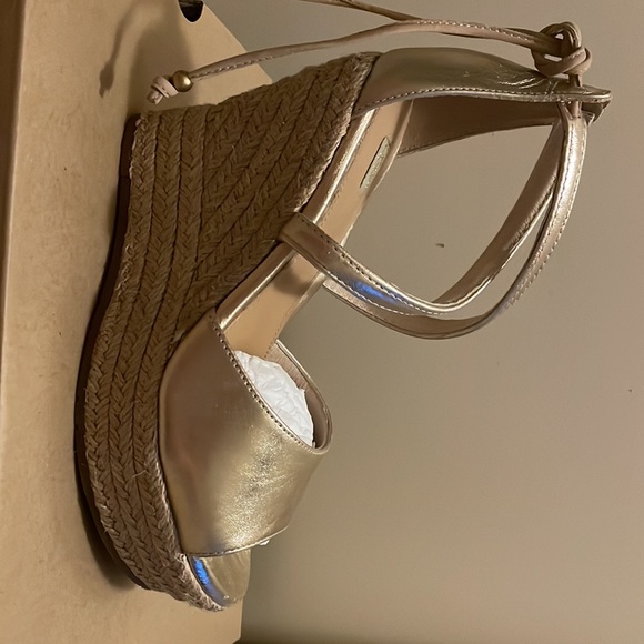 new UGG platforms,spring/summer. Gold metallic,never worn, original box. - Picture 6 of 12